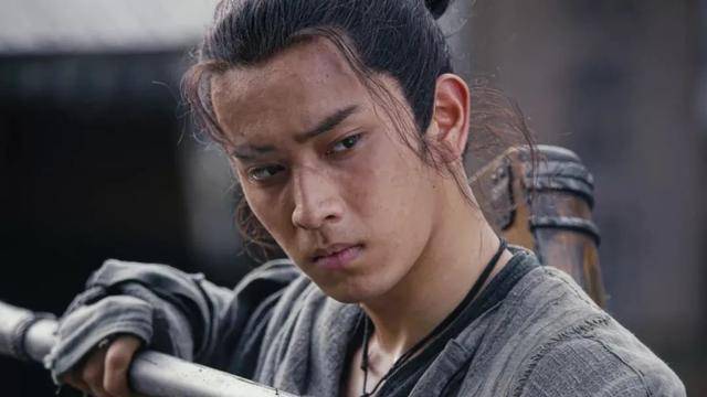 姬野(陈若轩 饰)是天驱名将姬扬的孙子,是姬谦正庶出的儿子.