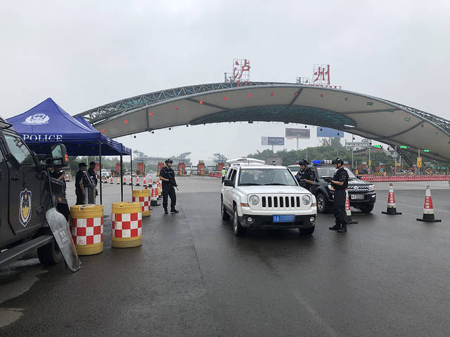泸州市厦蓉高速公路胡市收费站卡点,泸州市公安局特警支队民警正在对