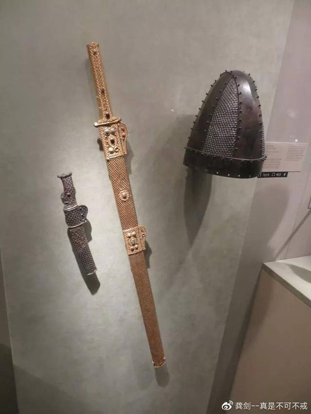 突厥系刀剑早期还是使用直刀,刀形剑,后期有轻微弧度.