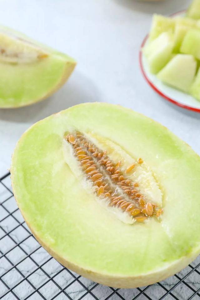 白兰瓜甄选自 "蜜瓜之乡"甘肃瓜州.成熟的白兰瓜呈圆球形,皮厚瓜甜.