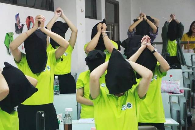 们准备了一系列的课程内容,包括: 境外常见安全问题,实景模拟绑架劫持