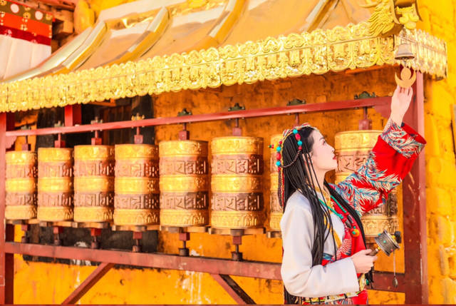 身体及虔诚,丈量拉萨城里的朝圣之路,转一转经筒,让心灵的骤然一击