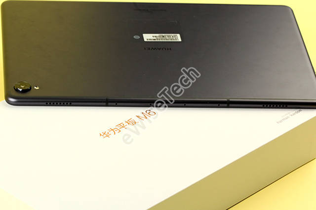 连接键盘的pogo pin接口则在整机顶部,位于两个扬声器开孔中间位置.