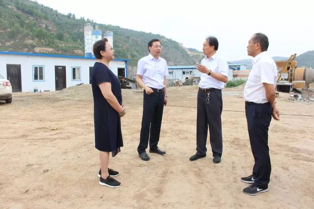 侯承海一行先后来到苏陕产业合作项目标准化厂房建设现场,县电子商务