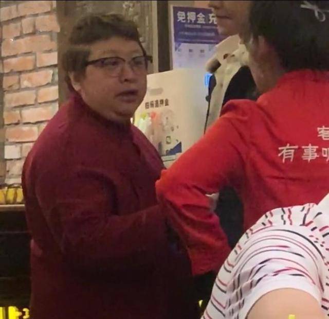 韩红和21岁养子韩厚厚吃火锅曾表示不会要孩子一个就够了