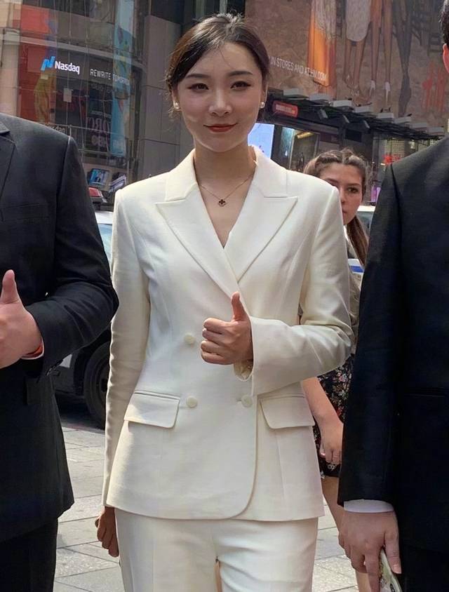斗鱼成功上市,敲钟四人占据直播界半壁江山,网友:得一人者得直播界!