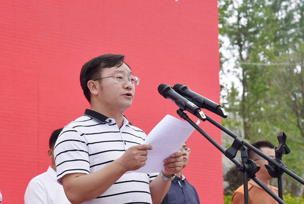 出征仪式由县委副书记付明勇主持.