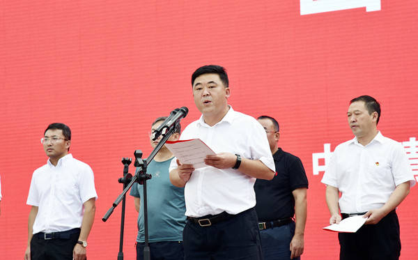 县委副书记付明勇主持出征仪式