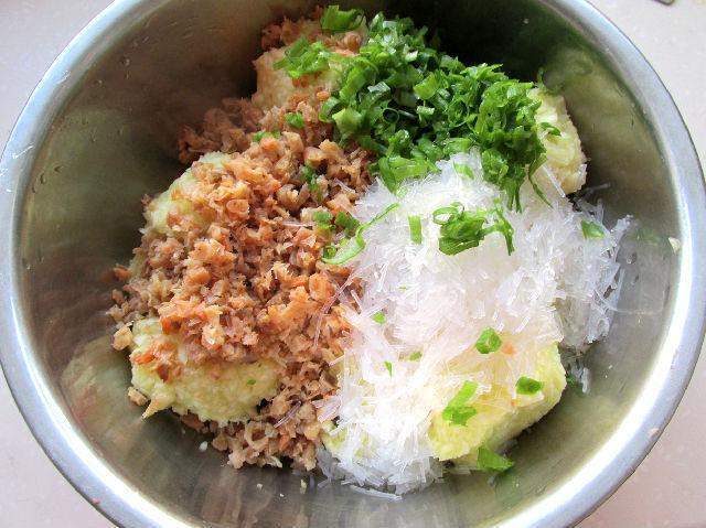 5,加入泡好的海米和泡好的粉丝,小葱姜切末一起放入.