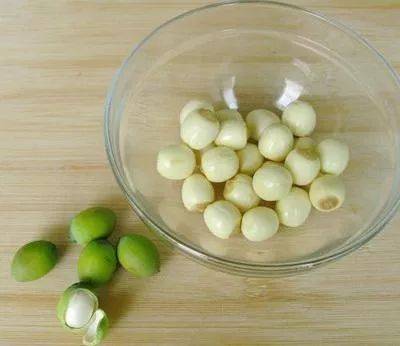 一颗颗翠绿如珠,越丰满越新鲜的莲子越好剥壳