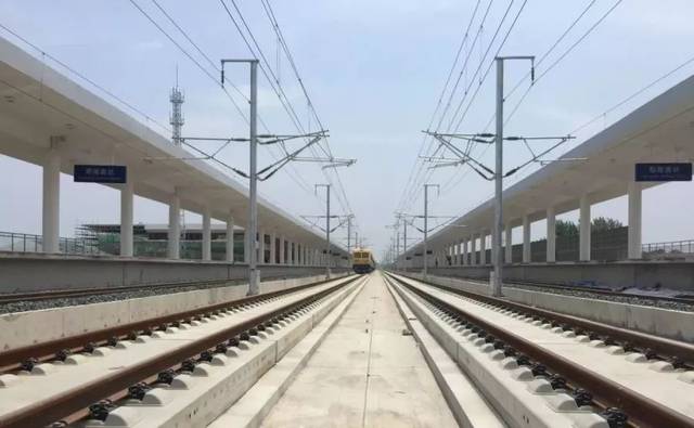 其中,鄢陵南站为线侧下式站房,占地面积137亩,总建筑面积20938平方米