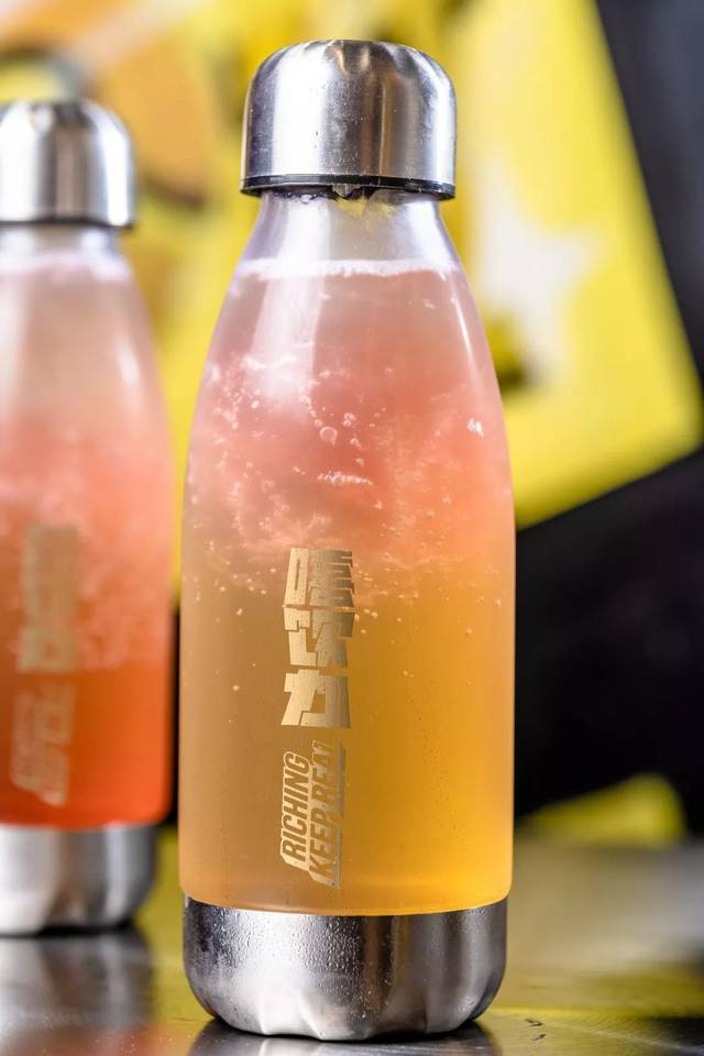 punchline是上面的小圆顶,由雪白的棉花糖制成,最后再烤一烤,甜蜜之余