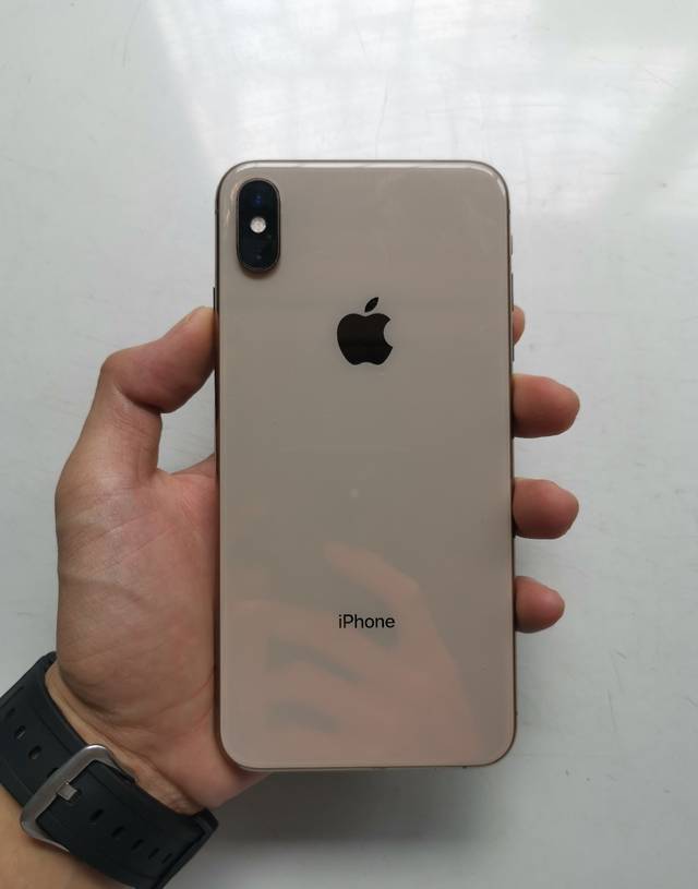 我們可以看到這是一臺金色的iphonexsmax,從手機的背面來看,是看不出