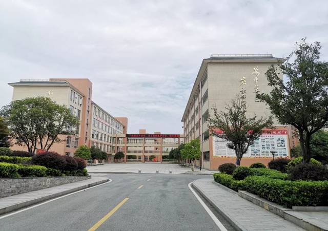 厚德博学 进而不已:十堰市郧阳区一中举办青少年卓越领袖特训营