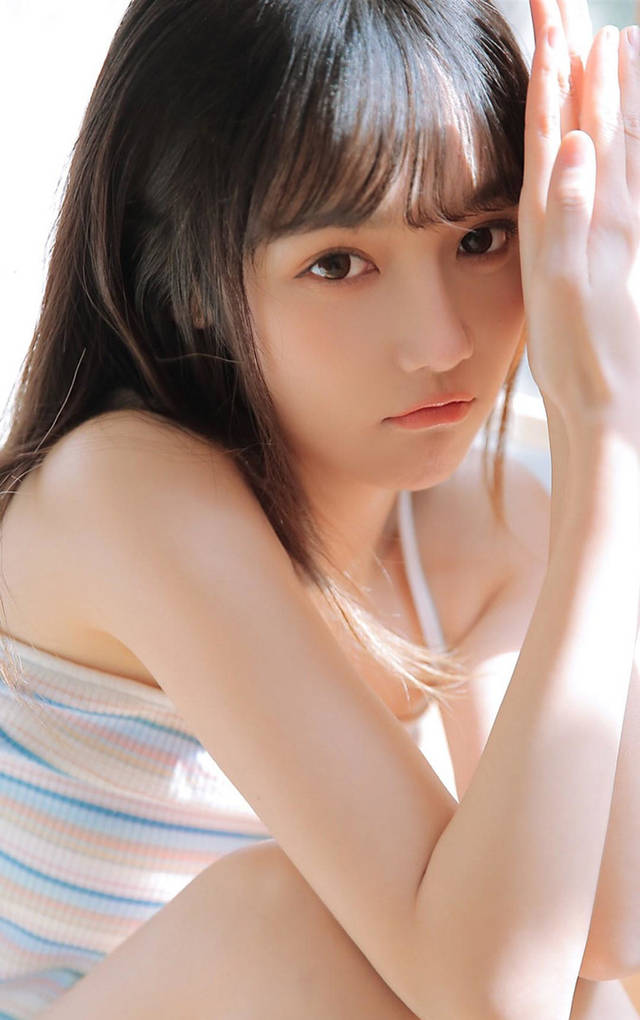 性感美女时尚写真,呆萌软妹清纯甜美吊带衫小露香肩,可爱迷人!