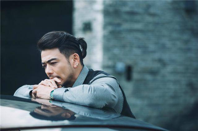 《归还世界给你》首播,杨烁太油腻剧情狗血,娜扎颜值成最大看点