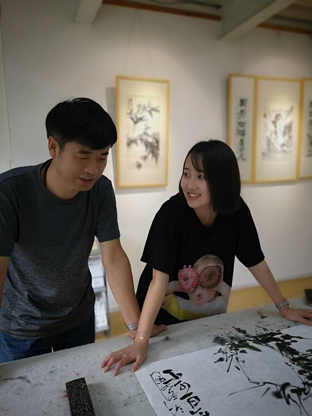 国画大师王霄峰沨竹子竟是武林高手,拟在武林疯啦挑战太极雷雷