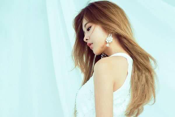 第一个当红女主播就是美丽气质的彭渲之,这个名字听起来是不是非常的