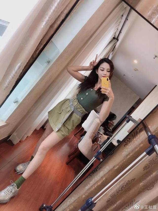 王祉萱颜值业务能力双开,在线教学如何成为《热搜女王》!