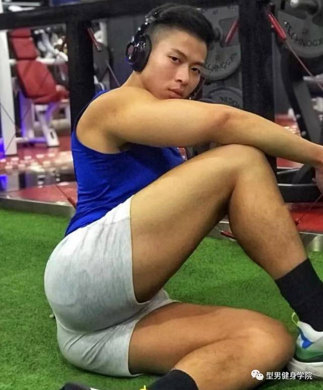 两位优秀的翘臀肌肉男,你更喜欢谁?