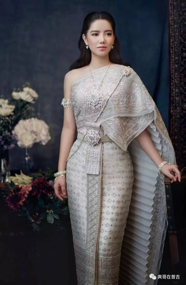 泰国美女,果然还是穿泰装比较养眼啊!