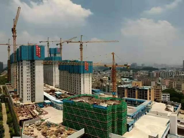 项目正在施工中 揭秘建筑创新特色 1 有轨电车上盖房—— 观城苑项目
