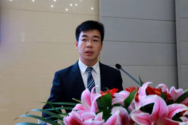 中环股份副总经理王彦君做半导体材料技术交流报告
