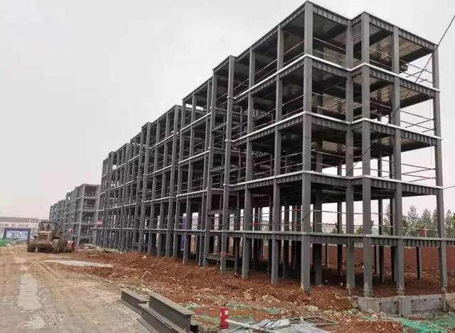 红三叶钢构施工进行中住房和城乡建设部近日发布了《装配式钢结构住宅