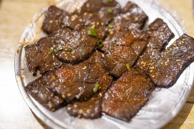 看菜单,菜单上有50 种菜品,不过最抓人眼球的还是店内特色—烤猪血,对