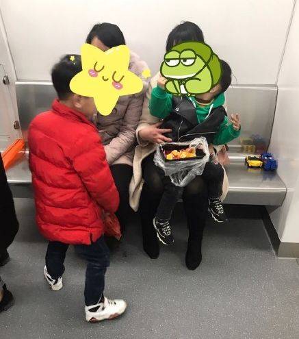 厦门男子当众脱下女孩裤子!母亲在一旁不管不顾.