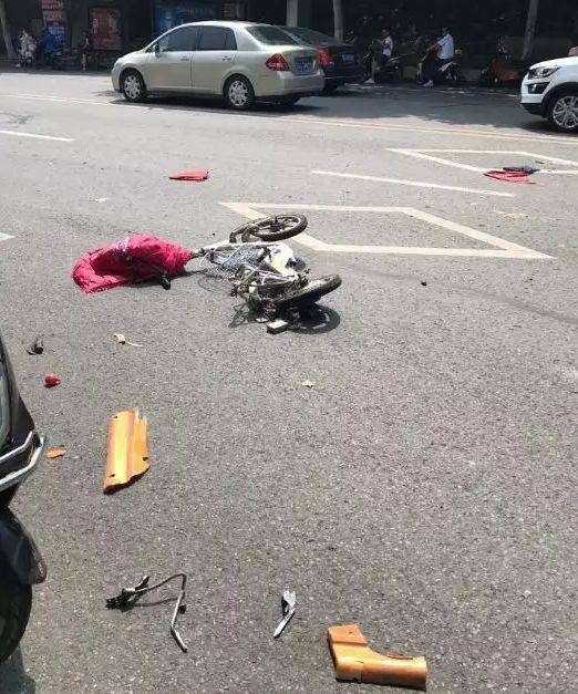 现场一片狼藉!镇江某加油站附近一辆百万豪车发生车祸,旁边还倒着