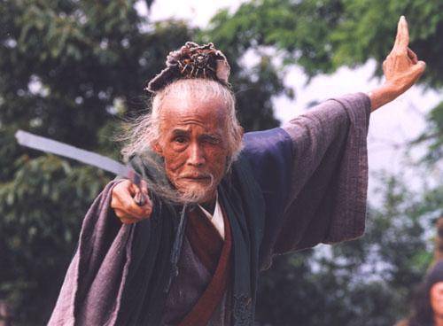 《笑傲江湖》中的莫大先生,人品令人敬佩,政治手腕却像个白痴