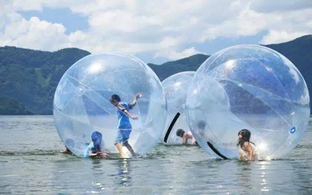 10岁女孩玩网红蹦床摔断右腿!监控视频拍下揪