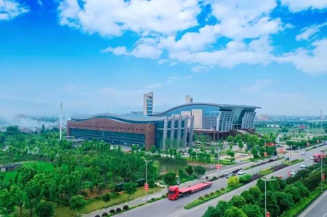 避暑好去处龙港体育馆游泳中心