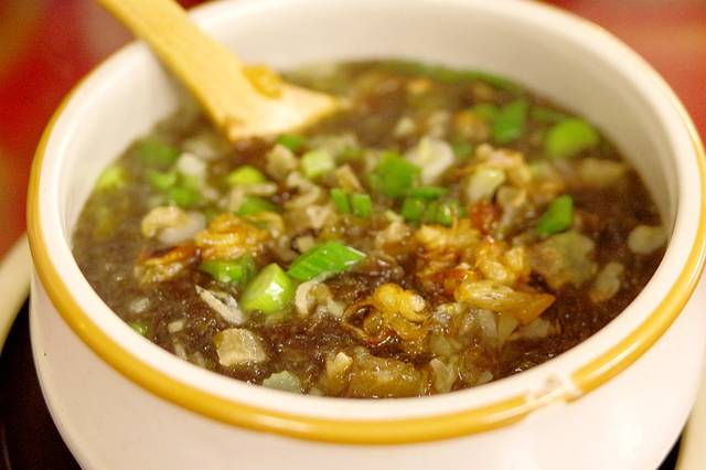 的猫粥,里面有鱼,海蛎,鱼头,香菇,肉丝等,即可作为主食也也看做半汤菜