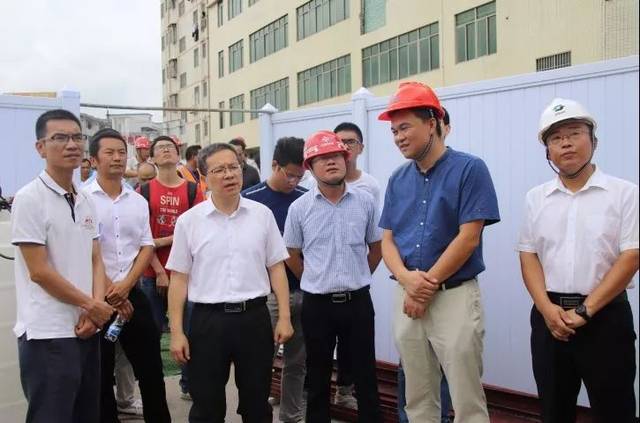 来到光明区全面消除黑臭水体治理工程现场调研,区水务局局长黄海涛,区