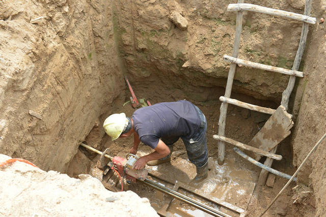 雷雪峰深入我县调研农村饮水安全提升工程