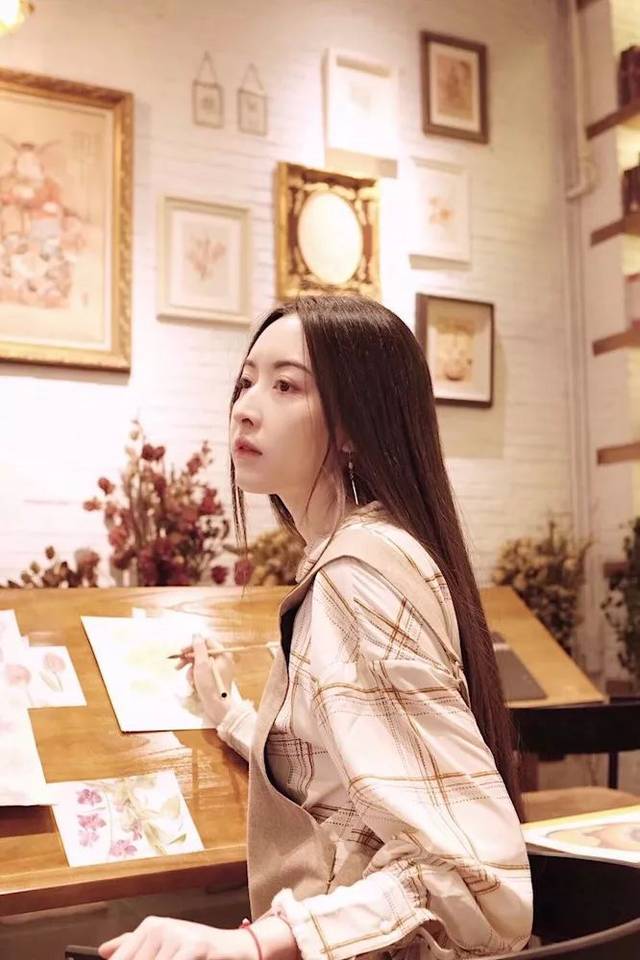 是插画师 李晓林(@林caroline), 长发飘飘,仙气十足,地道的古典美女.