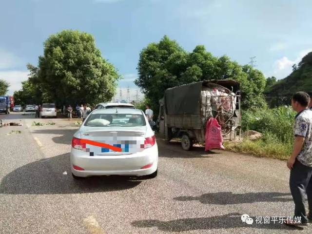 惊险平乐又发生一起交通事故现场有人倒地不起