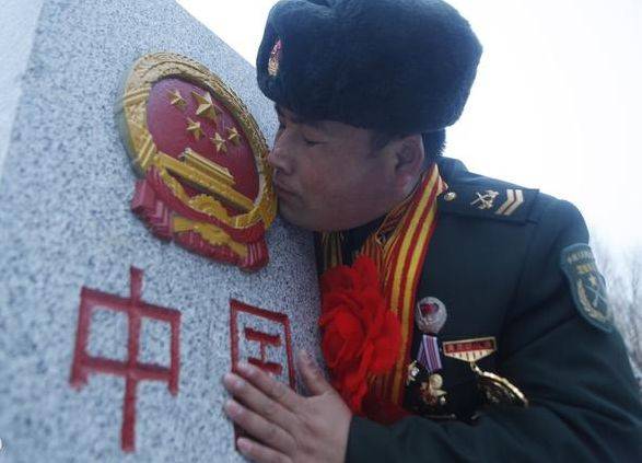 我们总能看到这样的场景 明明是铁骨铮铮的汉子 抱着界碑,抚摸着国徽