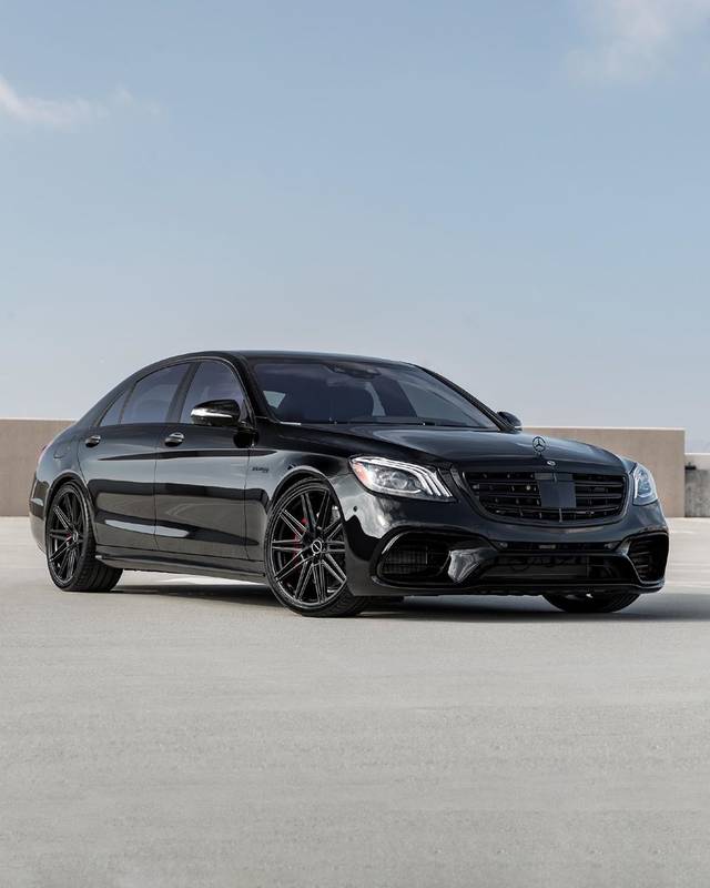 黑色的车身涂装 梅赛德斯amg s63海外实车