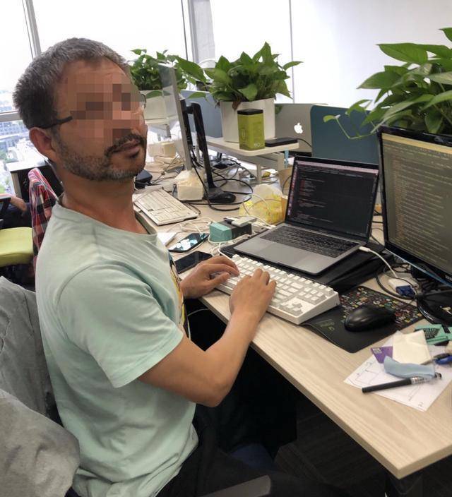 25岁程序员像70岁却说工作没压力看到照片后蒙了