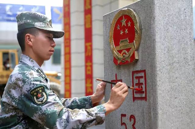 看到国徽这样,无数人心碎.