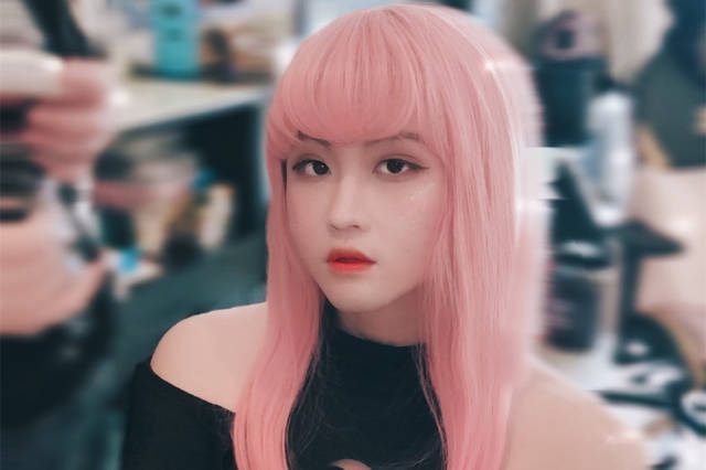 rng姿态女装首秀够走心,蕾丝粉毛红唇全都要!