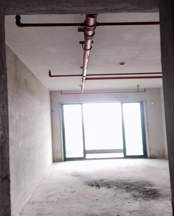 竟然将消防管道装在新家的房顶楼盘开发商一打开门却发现结果交楼看房