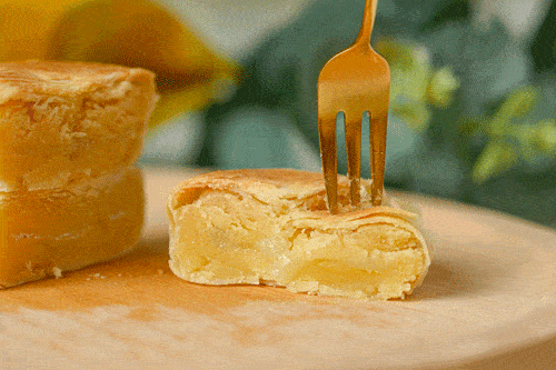 榴莲饼的外皮由绿豆加工制作,每颗精挑细选,低温烘烤好吃不怕上火.