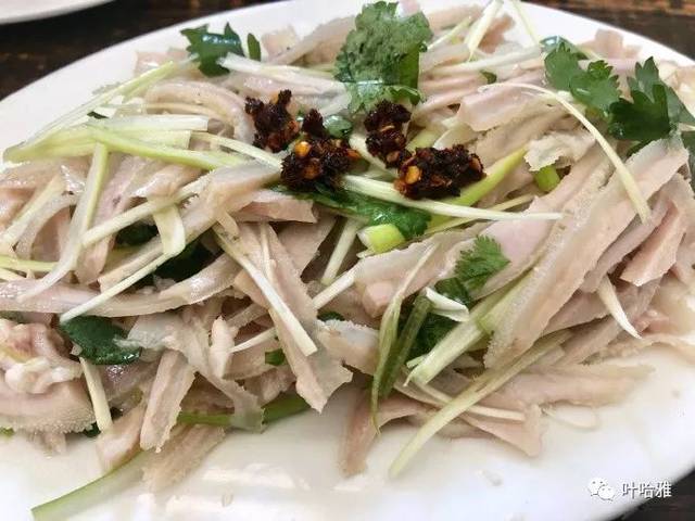 拌牛肚是凉菜,白色的肚洗得比较干净,没有一点骚味.