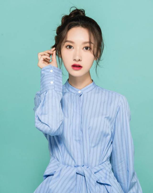 林然(李奕臻)倾情演绎《爱雨满森林》 变身都市女性掀起时代热恋