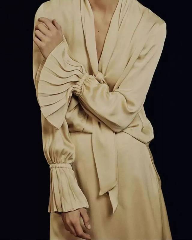 此外,衣服的面料质感是打造极简风的关键词.