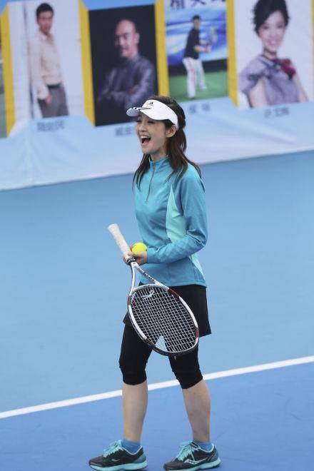 前央视女主持许戈辉近照曝光年过半百仍似少女嫁豪门生活幸福